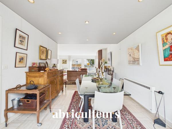 Maison aux beaux volumes Avenue Privée Jardin Garage double et places de parking en vente à Nantes (44000)