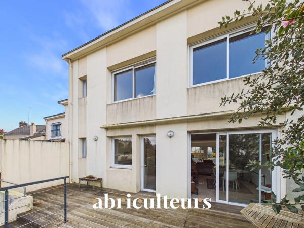 Maison aux beaux volumes Avenue Privée Jardin Garage double et places de parking en vente à Nantes (44000)