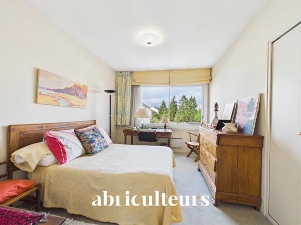 Maison aux beaux volumes Avenue Privée Jardin Garage double et places de parking en vente à Nantes (44000)