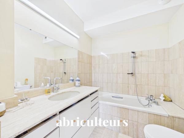 Maison aux beaux volumes Avenue Privée Jardin Garage double et places de parking en vente à Nantes (44000)
