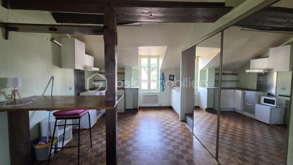 Au calme dans le vieux Saint Germain, grand STUDIO de 30 m2 environ (25 m2 carrez) avec SDB  + cave et grenier.
2me étage sans ascenseur
Fonctionnel . A rénover.
Pas de charge de copro ! 

Plus d'informations par téléphone