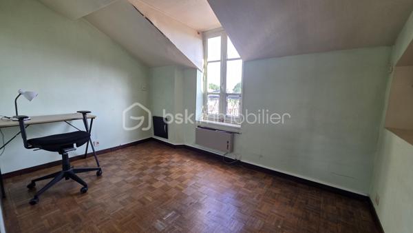 Au calme dans le vieux Saint Germain, grand STUDIO de 30 m2 environ (25 m2 carrez) avec SDB  + cave et grenier.
2me étage sans ascenseur
Fonctionnel . A rénover.
Pas de charge de copro ! 

Plus d'informations par téléphone