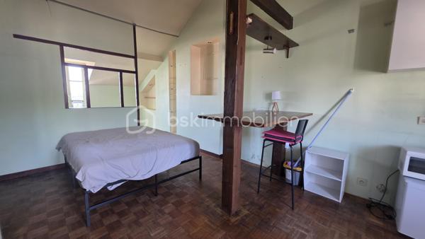 Au calme dans le vieux Saint Germain, grand STUDIO de 30 m2 environ (25 m2 carrez) avec SDB  + cave et grenier.
2me étage sans ascenseur
Fonctionnel . A rénover.
Pas de charge de copro ! 

Plus d'informations par téléphone
