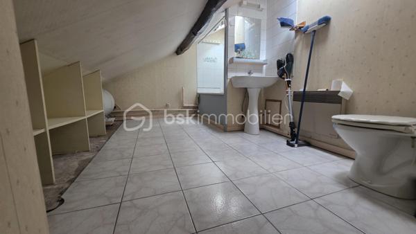 Au calme dans le vieux Saint Germain, grand STUDIO de 30 m2 environ (25 m2 carrez) avec SDB  + cave et grenier.
2me étage sans ascenseur
Fonctionnel . A rénover.
Pas de charge de copro ! 

Plus d'informations par téléphone