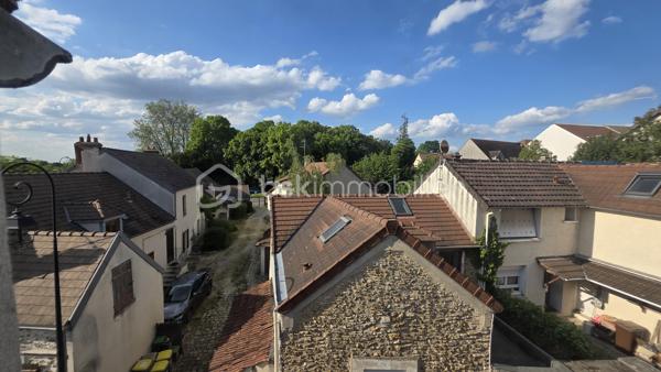 Au calme dans le vieux Saint Germain, grand STUDIO de 30 m2 environ (25 m2 carrez) avec SDB  + cave et grenier.
2me étage sans ascenseur
Fonctionnel . A rénover.
Pas de charge de copro ! 

Plus d'informations par téléphone
