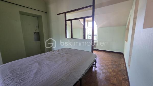 Au calme dans le vieux Saint Germain, grand STUDIO de 30 m2 environ (25 m2 carrez) avec SDB  + cave et grenier.
2me étage sans ascenseur
Fonctionnel . A rénover.
Pas de charge de copro ! 

Plus d'informations par téléphone