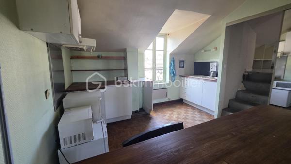 Au calme dans le vieux Saint Germain, grand STUDIO de 30 m2 environ (25 m2 carrez) avec SDB  + cave et grenier.
2me étage sans ascenseur
Fonctionnel . A rénover.
Pas de charge de copro ! 

Plus d'informations par téléphone