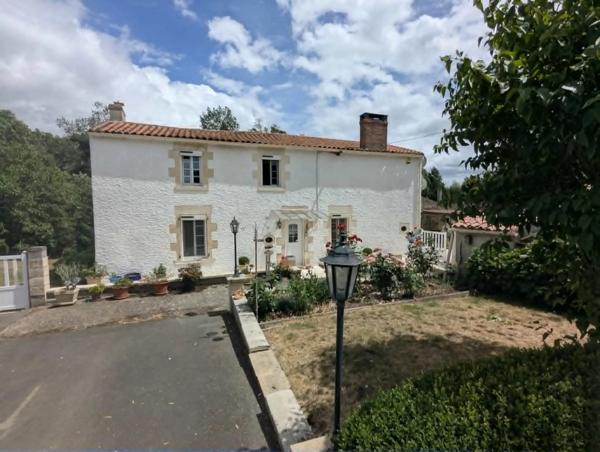 Belle maison avec piscine et magnifiques jardins