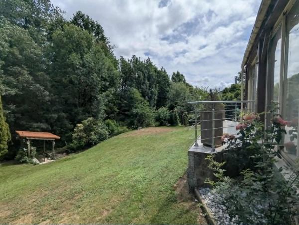 Belle maison avec piscine et magnifiques jardins