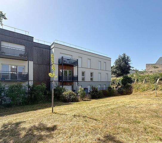 Appartement a vendre a ANCENIS avec deux chambres, ascenseur, balcon et place de parking couverte.