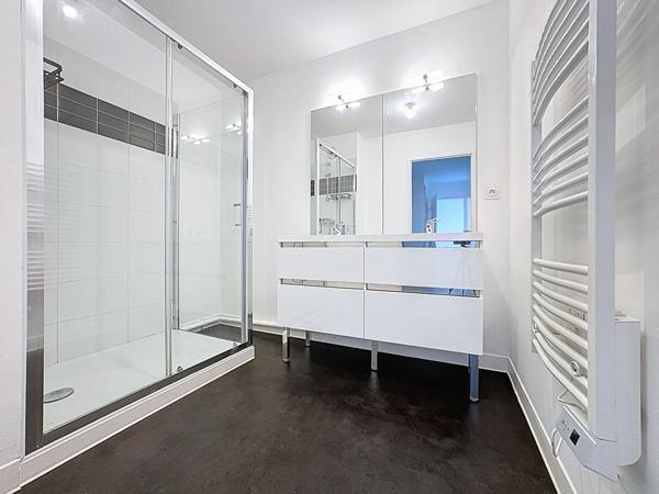 Appartement a vendre a ANCENIS avec deux chambres, ascenseur, balcon et place de parking couverte.