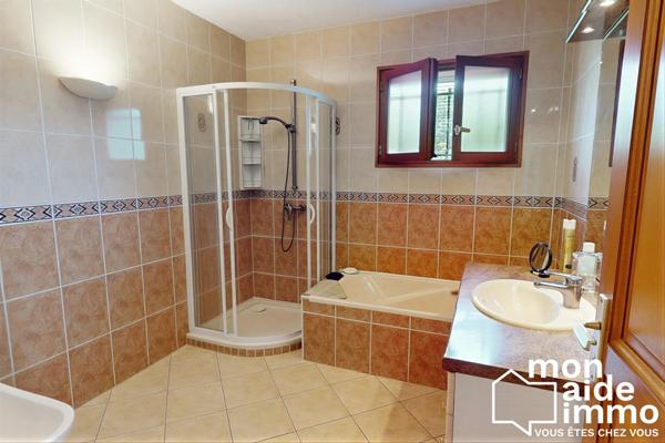 Maison de plain-pied de 150m² avec garage sur 1500m² de terrain