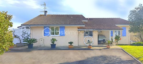 Nichée dans un environnement calme et verdoyant aux portes de DAX, cette belle maison familiale de 152 m² vous séduira par son cadre privilégié, sa vue dégagée sur les Pyrénées et son terrain clos de 1 474 m² exposé plein sud, avec possibilité d'y aménager une piscine.
Dès l'entrée, vous découvrirez un vaste séjour baigné de lumière de 43,5 m² avec cheminée, une cuisine indépendante avec cellier, un bureau, deux chambres, une salle de bains et des toilettes séparées.
Le rez-de-jardin, parfaitement aménagé, offre de multiples possibilités avec une chambre disposant de sa salle d'eau privative, une salle de sport, un atelier, une cave et un grand garage d'environ 50 m².
Pensée pour le confort au quotidien, la maison bénéficie d'équipements de qualité : chauffage à inertie sèche, fibre optique, adoucisseur d'eau et osmoseur. Les panneaux photovoltaïques installés constituent un véritable avantage financier en générant environ 2 600 € de revenus annuels.
À l'extérieur, les amoureux de nature apprécieront les dépendances comprenant un local de 36 m², une serre et un poulailler, le tout dans un jardin soigneusement entretenu.
Une propriété rare, idéale pour une famille en quête d'espace, de tranquillité et de qualité de vie.

Contactez-moi dès aujourd'hui pour découvrir tout le potentiel de cette maison lors d'une visite.