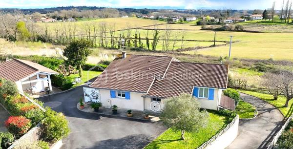 Nichée dans un environnement calme et verdoyant aux portes de DAX, cette belle maison familiale de 152 m² vous séduira par son cadre privilégié, sa vue dégagée sur les Pyrénées et son terrain clos de 1 474 m² exposé plein sud, avec possibilité d'y aménager une piscine.
Dès l'entrée, vous découvrirez un vaste séjour baigné de lumière de 43,5 m² avec cheminée, une cuisine indépendante avec cellier, un bureau, deux chambres, une salle de bains et des toilettes séparées.
Le rez-de-jardin, parfaitement aménagé, offre de multiples possibilités avec une chambre disposant de sa salle d'eau privative, une salle de sport, un atelier, une cave et un grand garage d'environ 50 m².
Pensée pour le confort au quotidien, la maison bénéficie d'équipements de qualité : chauffage à inertie sèche, fibre optique, adoucisseur d'eau et osmoseur. Les panneaux photovoltaïques installés constituent un véritable avantage financier en générant environ 2 600 € de revenus annuels.
À l'extérieur, les amoureux de nature apprécieront les dépendances comprenant un local de 36 m², une serre et un poulailler, le tout dans un jardin soigneusement entretenu.
Une propriété rare, idéale pour une famille en quête d'espace, de tranquillité et de qualité de vie.

Contactez-moi dès aujourd'hui pour découvrir tout le potentiel de cette maison lors d'une visite.