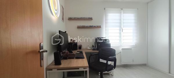 Nichée dans un environnement calme et verdoyant aux portes de DAX, cette belle maison familiale de 152 m² vous séduira par son cadre privilégié, sa vue dégagée sur les Pyrénées et son terrain clos de 1 474 m² exposé plein sud, avec possibilité d'y aménager une piscine.
Dès l'entrée, vous découvrirez un vaste séjour baigné de lumière de 43,5 m² avec cheminée, une cuisine indépendante avec cellier, un bureau, deux chambres, une salle de bains et des toilettes séparées.
Le rez-de-jardin, parfaitement aménagé, offre de multiples possibilités avec une chambre disposant de sa salle d'eau privative, une salle de sport, un atelier, une cave et un grand garage d'environ 50 m².
Pensée pour le confort au quotidien, la maison bénéficie d'équipements de qualité : chauffage à inertie sèche, fibre optique, adoucisseur d'eau et osmoseur. Les panneaux photovoltaïques installés constituent un véritable avantage financier en générant environ 2 600 € de revenus annuels.
À l'extérieur, les amoureux de nature apprécieront les dépendances comprenant un local de 36 m², une serre et un poulailler, le tout dans un jardin soigneusement entretenu.
Une propriété rare, idéale pour une famille en quête d'espace, de tranquillité et de qualité de vie.

Contactez-moi dès aujourd'hui pour découvrir tout le potentiel de cette maison lors d'une visite.