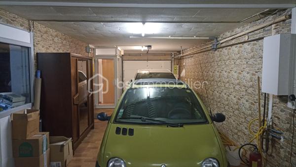 Nichée dans un environnement calme et verdoyant aux portes de DAX, cette belle maison familiale de 152 m² vous séduira par son cadre privilégié, sa vue dégagée sur les Pyrénées et son terrain clos de 1 474 m² exposé plein sud, avec possibilité d'y aménager une piscine.
Dès l'entrée, vous découvrirez un vaste séjour baigné de lumière de 43,5 m² avec cheminée, une cuisine indépendante avec cellier, un bureau, deux chambres, une salle de bains et des toilettes séparées.
Le rez-de-jardin, parfaitement aménagé, offre de multiples possibilités avec une chambre disposant de sa salle d'eau privative, une salle de sport, un atelier, une cave et un grand garage d'environ 50 m².
Pensée pour le confort au quotidien, la maison bénéficie d'équipements de qualité : chauffage à inertie sèche, fibre optique, adoucisseur d'eau et osmoseur. Les panneaux photovoltaïques installés constituent un véritable avantage financier en générant environ 2 600 € de revenus annuels.
À l'extérieur, les amoureux de nature apprécieront les dépendances comprenant un local de 36 m², une serre et un poulailler, le tout dans un jardin soigneusement entretenu.
Une propriété rare, idéale pour une famille en quête d'espace, de tranquillité et de qualité de vie.

Contactez-moi dès aujourd'hui pour découvrir tout le potentiel de cette maison lors d'une visite.