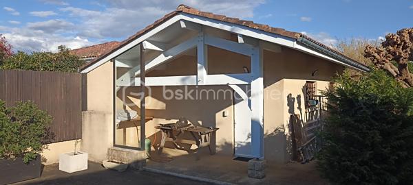 Nichée dans un environnement calme et verdoyant aux portes de DAX, cette belle maison familiale de 152 m² vous séduira par son cadre privilégié, sa vue dégagée sur les Pyrénées et son terrain clos de 1 474 m² exposé plein sud, avec possibilité d'y aménager une piscine.
Dès l'entrée, vous découvrirez un vaste séjour baigné de lumière de 43,5 m² avec cheminée, une cuisine indépendante avec cellier, un bureau, deux chambres, une salle de bains et des toilettes séparées.
Le rez-de-jardin, parfaitement aménagé, offre de multiples possibilités avec une chambre disposant de sa salle d'eau privative, une salle de sport, un atelier, une cave et un grand garage d'environ 50 m².
Pensée pour le confort au quotidien, la maison bénéficie d'équipements de qualité : chauffage à inertie sèche, fibre optique, adoucisseur d'eau et osmoseur. Les panneaux photovoltaïques installés constituent un véritable avantage financier en générant environ 2 600 € de revenus annuels.
À l'extérieur, les amoureux de nature apprécieront les dépendances comprenant un local de 36 m², une serre et un poulailler, le tout dans un jardin soigneusement entretenu.
Une propriété rare, idéale pour une famille en quête d'espace, de tranquillité et de qualité de vie.

Contactez-moi dès aujourd'hui pour découvrir tout le potentiel de cette maison lors d'une visite.