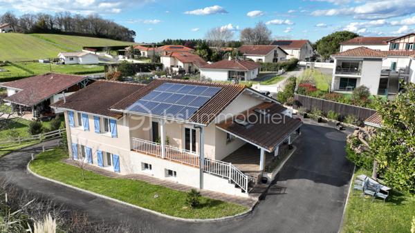 Nichée dans un environnement calme et verdoyant aux portes de DAX, cette belle maison familiale de 152 m² vous séduira par son cadre privilégié, sa vue dégagée sur les Pyrénées et son terrain clos de 1 474 m² exposé plein sud, avec possibilité d'y aménager une piscine.
Dès l'entrée, vous découvrirez un vaste séjour baigné de lumière de 43,5 m² avec cheminée, une cuisine indépendante avec cellier, un bureau, deux chambres, une salle de bains et des toilettes séparées.
Le rez-de-jardin, parfaitement aménagé, offre de multiples possibilités avec une chambre disposant de sa salle d'eau privative, une salle de sport, un atelier, une cave et un grand garage d'environ 50 m².
Pensée pour le confort au quotidien, la maison bénéficie d'équipements de qualité : chauffage à inertie sèche, fibre optique, adoucisseur d'eau et osmoseur. Les panneaux photovoltaïques installés constituent un véritable avantage financier en générant environ 2 600 € de revenus annuels.
À l'extérieur, les amoureux de nature apprécieront les dépendances comprenant un local de 36 m², une serre et un poulailler, le tout dans un jardin soigneusement entretenu.
Une propriété rare, idéale pour une famille en quête d'espace, de tranquillité et de qualité de vie.

Contactez-moi dès aujourd'hui pour découvrir tout le potentiel de cette maison lors d'une visite.