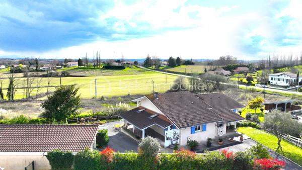 Nichée dans un environnement calme et verdoyant aux portes de DAX, cette belle maison familiale de 152 m² vous séduira par son cadre privilégié, sa vue dégagée sur les Pyrénées et son terrain clos de 1 474 m² exposé plein sud, avec possibilité d'y aménager une piscine.
Dès l'entrée, vous découvrirez un vaste séjour baigné de lumière de 43,5 m² avec cheminée, une cuisine indépendante avec cellier, un bureau, deux chambres, une salle de bains et des toilettes séparées.
Le rez-de-jardin, parfaitement aménagé, offre de multiples possibilités avec une chambre disposant de sa salle d'eau privative, une salle de sport, un atelier, une cave et un grand garage d'environ 50 m².
Pensée pour le confort au quotidien, la maison bénéficie d'équipements de qualité : chauffage à inertie sèche, fibre optique, adoucisseur d'eau et osmoseur. Les panneaux photovoltaïques installés constituent un véritable avantage financier en générant environ 2 600 € de revenus annuels.
À l'extérieur, les amoureux de nature apprécieront les dépendances comprenant un local de 36 m², une serre et un poulailler, le tout dans un jardin soigneusement entretenu.
Une propriété rare, idéale pour une famille en quête d'espace, de tranquillité et de qualité de vie.

Contactez-moi dès aujourd'hui pour découvrir tout le potentiel de cette maison lors d'une visite.