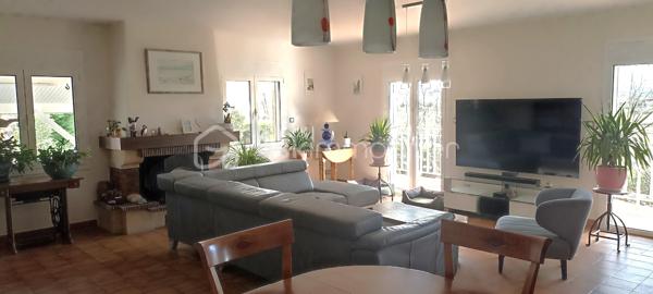 Nichée dans un environnement calme et verdoyant aux portes de DAX, cette belle maison familiale de 152 m² vous séduira par son cadre privilégié, sa vue dégagée sur les Pyrénées et son terrain clos de 1 474 m² exposé plein sud, avec possibilité d'y aménager une piscine.
Dès l'entrée, vous découvrirez un vaste séjour baigné de lumière de 43,5 m² avec cheminée, une cuisine indépendante avec cellier, un bureau, deux chambres, une salle de bains et des toilettes séparées.
Le rez-de-jardin, parfaitement aménagé, offre de multiples possibilités avec une chambre disposant de sa salle d'eau privative, une salle de sport, un atelier, une cave et un grand garage d'environ 50 m².
Pensée pour le confort au quotidien, la maison bénéficie d'équipements de qualité : chauffage à inertie sèche, fibre optique, adoucisseur d'eau et osmoseur. Les panneaux photovoltaïques installés constituent un véritable avantage financier en générant environ 2 600 € de revenus annuels.
À l'extérieur, les amoureux de nature apprécieront les dépendances comprenant un local de 36 m², une serre et un poulailler, le tout dans un jardin soigneusement entretenu.
Une propriété rare, idéale pour une famille en quête d'espace, de tranquillité et de qualité de vie.

Contactez-moi dès aujourd'hui pour découvrir tout le potentiel de cette maison lors d'une visite.