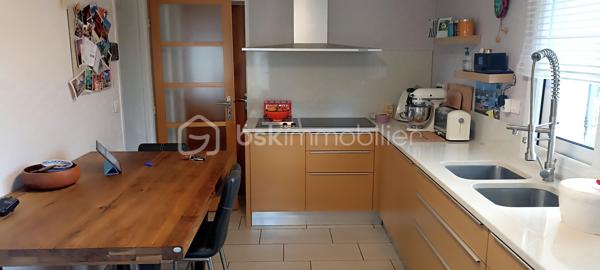 Nichée dans un environnement calme et verdoyant aux portes de DAX, cette belle maison familiale de 152 m² vous séduira par son cadre privilégié, sa vue dégagée sur les Pyrénées et son terrain clos de 1 474 m² exposé plein sud, avec possibilité d'y aménager une piscine.
Dès l'entrée, vous découvrirez un vaste séjour baigné de lumière de 43,5 m² avec cheminée, une cuisine indépendante avec cellier, un bureau, deux chambres, une salle de bains et des toilettes séparées.
Le rez-de-jardin, parfaitement aménagé, offre de multiples possibilités avec une chambre disposant de sa salle d'eau privative, une salle de sport, un atelier, une cave et un grand garage d'environ 50 m².
Pensée pour le confort au quotidien, la maison bénéficie d'équipements de qualité : chauffage à inertie sèche, fibre optique, adoucisseur d'eau et osmoseur. Les panneaux photovoltaïques installés constituent un véritable avantage financier en générant environ 2 600 € de revenus annuels.
À l'extérieur, les amoureux de nature apprécieront les dépendances comprenant un local de 36 m², une serre et un poulailler, le tout dans un jardin soigneusement entretenu.
Une propriété rare, idéale pour une famille en quête d'espace, de tranquillité et de qualité de vie.

Contactez-moi dès aujourd'hui pour découvrir tout le potentiel de cette maison lors d'une visite.