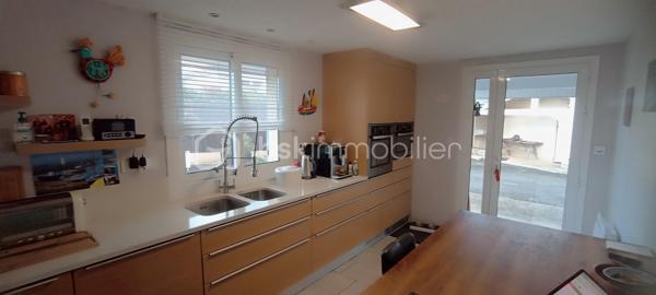 Nichée dans un environnement calme et verdoyant aux portes de DAX, cette belle maison familiale de 152 m² vous séduira par son cadre privilégié, sa vue dégagée sur les Pyrénées et son terrain clos de 1 474 m² exposé plein sud, avec possibilité d'y aménager une piscine.
Dès l'entrée, vous découvrirez un vaste séjour baigné de lumière de 43,5 m² avec cheminée, une cuisine indépendante avec cellier, un bureau, deux chambres, une salle de bains et des toilettes séparées.
Le rez-de-jardin, parfaitement aménagé, offre de multiples possibilités avec une chambre disposant de sa salle d'eau privative, une salle de sport, un atelier, une cave et un grand garage d'environ 50 m².
Pensée pour le confort au quotidien, la maison bénéficie d'équipements de qualité : chauffage à inertie sèche, fibre optique, adoucisseur d'eau et osmoseur. Les panneaux photovoltaïques installés constituent un véritable avantage financier en générant environ 2 600 € de revenus annuels.
À l'extérieur, les amoureux de nature apprécieront les dépendances comprenant un local de 36 m², une serre et un poulailler, le tout dans un jardin soigneusement entretenu.
Une propriété rare, idéale pour une famille en quête d'espace, de tranquillité et de qualité de vie.

Contactez-moi dès aujourd'hui pour découvrir tout le potentiel de cette maison lors d'une visite.