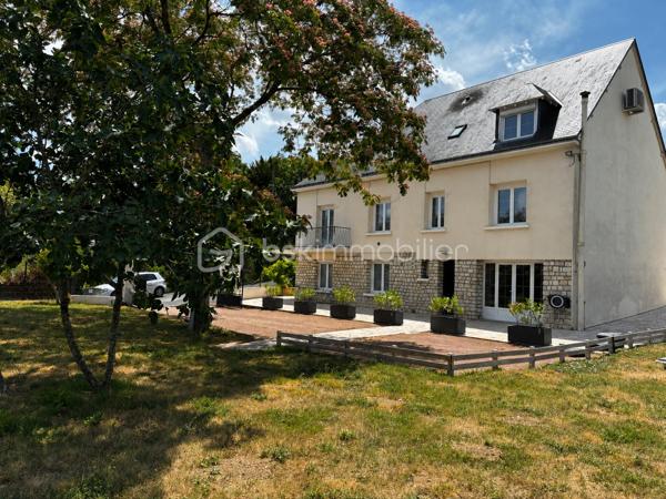 À seulement quelques minutes de Tours, dans un secteur prisé de Fondettes, à proximité immédiate de la gare et de toutes les commodités, découvrez cette belle maison familiale d'environ 290 m², parfaitement entretenue, offrant de généreux volumes et de nombreuses possibilités d'aménagement.

Que vous recherchiez une résidence principale spacieuse, un bien permettant d'exercer une activité professionnelle à domicile ou un investissement avec un revenu locatif, cette propriété saura répondre à tous vos projets.

Une maison pensée pour la vie de famille...... 

Dès l'entrée, vous serez séduits par les volumes et la luminosité des espaces.

LE NIVEAU PRINCIPAL COMPREND :
Une entrée indépendante, 
Une cuisine séparée, fonctionnelle et conviviale, 
Un vaste séjour lumineux ouvrant sur un balcon filant, 
Trois grandes chambres, 
Une salle d'eau, 
Un WC indépendant. 

A L'ETAGE, l'espace nuit se poursuit avec :
Deux chambres supplémentaires, 
Une seconde salle d'eau avec WC, 
Une grande pièce polyvalente pouvant être aménagée selon vos envies : salle de jeux, home cinéma, salle de sport, bureau, espace de télétravail ou encore chambres supplémentaires.

LE SOUS-SOL, entièrement aménagé, offre un espace de vie indépendant particulièrement recherché.
Vous y trouverez :
Un studio indépendant comprenant une cuisine, un séjour et une salle d'eau, 
Une entrée privative, idéale pour accueillir un proche, recevoir des invités ou développer une activité locative (location meublée, longue durée ou saisonnière), 
Une buanderie, 
Une cave, 
Une pièce supplémentaire pouvant servir de bureau, salle de sport, atelier ou espace de rangement.

DES EXTERIEURS AGREABLES 
À l'extérieur, vous profiterez d'un environnement calme et verdoyant avec :
Un jardin clos,
Un terrain de pétanque pour partager de bons moments en famille ou entre amis, 
Plusieurs possibilités de stationnement.


Un bien aux multiples possibilités
Grâce à sa configuration, cette maison s'adapte parfaitement à différents projets :
Grande maison familiale.
Habitation avec logement indépendant.
Activité libérale ou professionnelle à domicile.
Investissement locatif.
Coliving ou maison intergénérationnelle.

INFORMATIONS SUPPLEMENTAIRES : 

- Chauffage au gaz
- Climatisation réversible (5 unités à l'étage)
- Cheminée
- Fenêtres en triple vitrage
- Volets électriques 
- Micro-station d'épuration
- Toiture refaite en 2018, ardoise naturelle 

Cette magnifique maison peut être vendue meublée et l'affaire peut être reprise. Nous pouvons fournir, à la demande, les 3 derniers bilans. 

Une propriété rare sur le secteur, offrant un équilibre idéal entre confort familial, qualité de vie et potentiel d'évolution.
À découvrir sans tarder !