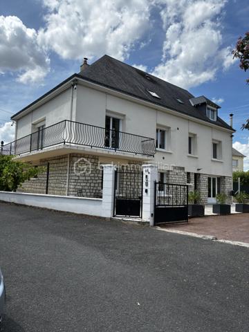À seulement quelques minutes de Tours, dans un secteur prisé de Fondettes, à proximité immédiate de la gare et de toutes les commodités, découvrez cette belle maison familiale d'environ 290 m², parfaitement entretenue, offrant de généreux volumes et de nombreuses possibilités d'aménagement.

Que vous recherchiez une résidence principale spacieuse, un bien permettant d'exercer une activité professionnelle à domicile ou un investissement avec un revenu locatif, cette propriété saura répondre à tous vos projets.

Une maison pensée pour la vie de famille...... 

Dès l'entrée, vous serez séduits par les volumes et la luminosité des espaces.

LE NIVEAU PRINCIPAL COMPREND :
Une entrée indépendante, 
Une cuisine séparée, fonctionnelle et conviviale, 
Un vaste séjour lumineux ouvrant sur un balcon filant, 
Trois grandes chambres, 
Une salle d'eau, 
Un WC indépendant. 

A L'ETAGE, l'espace nuit se poursuit avec :
Deux chambres supplémentaires, 
Une seconde salle d'eau avec WC, 
Une grande pièce polyvalente pouvant être aménagée selon vos envies : salle de jeux, home cinéma, salle de sport, bureau, espace de télétravail ou encore chambres supplémentaires.

LE SOUS-SOL, entièrement aménagé, offre un espace de vie indépendant particulièrement recherché.
Vous y trouverez :
Un studio indépendant comprenant une cuisine, un séjour et une salle d'eau, 
Une entrée privative, idéale pour accueillir un proche, recevoir des invités ou développer une activité locative (location meublée, longue durée ou saisonnière), 
Une buanderie, 
Une cave, 
Une pièce supplémentaire pouvant servir de bureau, salle de sport, atelier ou espace de rangement.

DES EXTERIEURS AGREABLES 
À l'extérieur, vous profiterez d'un environnement calme et verdoyant avec :
Un jardin clos,
Un terrain de pétanque pour partager de bons moments en famille ou entre amis, 
Plusieurs possibilités de stationnement.


Un bien aux multiples possibilités
Grâce à sa configuration, cette maison s'adapte parfaitement à différents projets :
Grande maison familiale.
Habitation avec logement indépendant.
Activité libérale ou professionnelle à domicile.
Investissement locatif.
Coliving ou maison intergénérationnelle.

INFORMATIONS SUPPLEMENTAIRES : 

- Chauffage au gaz
- Climatisation réversible (5 unités à l'étage)
- Cheminée
- Fenêtres en triple vitrage
- Volets électriques 
- Micro-station d'épuration
- Toiture refaite en 2018, ardoise naturelle 

Cette magnifique maison peut être vendue meublée et l'affaire peut être reprise. Nous pouvons fournir, à la demande, les 3 derniers bilans. 

Une propriété rare sur le secteur, offrant un équilibre idéal entre confort familial, qualité de vie et potentiel d'évolution.
À découvrir sans tarder !
