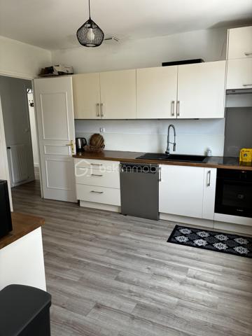 À seulement quelques minutes de Tours, dans un secteur prisé de Fondettes, à proximité immédiate de la gare et de toutes les commodités, découvrez cette belle maison familiale d'environ 290 m², parfaitement entretenue, offrant de généreux volumes et de nombreuses possibilités d'aménagement.

Que vous recherchiez une résidence principale spacieuse, un bien permettant d'exercer une activité professionnelle à domicile ou un investissement avec un revenu locatif, cette propriété saura répondre à tous vos projets.

Une maison pensée pour la vie de famille...... 

Dès l'entrée, vous serez séduits par les volumes et la luminosité des espaces.

LE NIVEAU PRINCIPAL COMPREND :
Une entrée indépendante, 
Une cuisine séparée, fonctionnelle et conviviale, 
Un vaste séjour lumineux ouvrant sur un balcon filant, 
Trois grandes chambres, 
Une salle d'eau, 
Un WC indépendant. 

A L'ETAGE, l'espace nuit se poursuit avec :
Deux chambres supplémentaires, 
Une seconde salle d'eau avec WC, 
Une grande pièce polyvalente pouvant être aménagée selon vos envies : salle de jeux, home cinéma, salle de sport, bureau, espace de télétravail ou encore chambres supplémentaires.

LE SOUS-SOL, entièrement aménagé, offre un espace de vie indépendant particulièrement recherché.
Vous y trouverez :
Un studio indépendant comprenant une cuisine, un séjour et une salle d'eau, 
Une entrée privative, idéale pour accueillir un proche, recevoir des invités ou développer une activité locative (location meublée, longue durée ou saisonnière), 
Une buanderie, 
Une cave, 
Une pièce supplémentaire pouvant servir de bureau, salle de sport, atelier ou espace de rangement.

DES EXTERIEURS AGREABLES 
À l'extérieur, vous profiterez d'un environnement calme et verdoyant avec :
Un jardin clos,
Un terrain de pétanque pour partager de bons moments en famille ou entre amis, 
Plusieurs possibilités de stationnement.


Un bien aux multiples possibilités
Grâce à sa configuration, cette maison s'adapte parfaitement à différents projets :
Grande maison familiale.
Habitation avec logement indépendant.
Activité libérale ou professionnelle à domicile.
Investissement locatif.
Coliving ou maison intergénérationnelle.

INFORMATIONS SUPPLEMENTAIRES : 

- Chauffage au gaz
- Climatisation réversible (5 unités à l'étage)
- Cheminée
- Fenêtres en triple vitrage
- Volets électriques 
- Micro-station d'épuration
- Toiture refaite en 2018, ardoise naturelle 

Cette magnifique maison peut être vendue meublée et l'affaire peut être reprise. Nous pouvons fournir, à la demande, les 3 derniers bilans. 

Une propriété rare sur le secteur, offrant un équilibre idéal entre confort familial, qualité de vie et potentiel d'évolution.
À découvrir sans tarder !