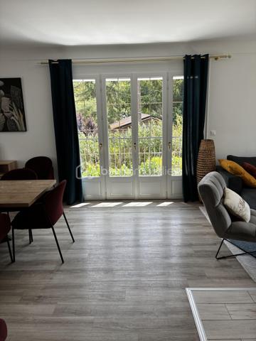 À seulement quelques minutes de Tours, dans un secteur prisé de Fondettes, à proximité immédiate de la gare et de toutes les commodités, découvrez cette belle maison familiale d'environ 290 m², parfaitement entretenue, offrant de généreux volumes et de nombreuses possibilités d'aménagement.

Que vous recherchiez une résidence principale spacieuse, un bien permettant d'exercer une activité professionnelle à domicile ou un investissement avec un revenu locatif, cette propriété saura répondre à tous vos projets.

Une maison pensée pour la vie de famille...... 

Dès l'entrée, vous serez séduits par les volumes et la luminosité des espaces.

LE NIVEAU PRINCIPAL COMPREND :
Une entrée indépendante, 
Une cuisine séparée, fonctionnelle et conviviale, 
Un vaste séjour lumineux ouvrant sur un balcon filant, 
Trois grandes chambres, 
Une salle d'eau, 
Un WC indépendant. 

A L'ETAGE, l'espace nuit se poursuit avec :
Deux chambres supplémentaires, 
Une seconde salle d'eau avec WC, 
Une grande pièce polyvalente pouvant être aménagée selon vos envies : salle de jeux, home cinéma, salle de sport, bureau, espace de télétravail ou encore chambres supplémentaires.

LE SOUS-SOL, entièrement aménagé, offre un espace de vie indépendant particulièrement recherché.
Vous y trouverez :
Un studio indépendant comprenant une cuisine, un séjour et une salle d'eau, 
Une entrée privative, idéale pour accueillir un proche, recevoir des invités ou développer une activité locative (location meublée, longue durée ou saisonnière), 
Une buanderie, 
Une cave, 
Une pièce supplémentaire pouvant servir de bureau, salle de sport, atelier ou espace de rangement.

DES EXTERIEURS AGREABLES 
À l'extérieur, vous profiterez d'un environnement calme et verdoyant avec :
Un jardin clos,
Un terrain de pétanque pour partager de bons moments en famille ou entre amis, 
Plusieurs possibilités de stationnement.


Un bien aux multiples possibilités
Grâce à sa configuration, cette maison s'adapte parfaitement à différents projets :
Grande maison familiale.
Habitation avec logement indépendant.
Activité libérale ou professionnelle à domicile.
Investissement locatif.
Coliving ou maison intergénérationnelle.

INFORMATIONS SUPPLEMENTAIRES : 

- Chauffage au gaz
- Climatisation réversible (5 unités à l'étage)
- Cheminée
- Fenêtres en triple vitrage
- Volets électriques 
- Micro-station d'épuration
- Toiture refaite en 2018, ardoise naturelle 

Cette magnifique maison peut être vendue meublée et l'affaire peut être reprise. Nous pouvons fournir, à la demande, les 3 derniers bilans. 

Une propriété rare sur le secteur, offrant un équilibre idéal entre confort familial, qualité de vie et potentiel d'évolution.
À découvrir sans tarder !