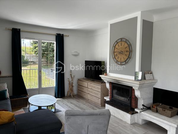 À seulement quelques minutes de Tours, dans un secteur prisé de Fondettes, à proximité immédiate de la gare et de toutes les commodités, découvrez cette belle maison familiale d'environ 290 m², parfaitement entretenue, offrant de généreux volumes et de nombreuses possibilités d'aménagement.

Que vous recherchiez une résidence principale spacieuse, un bien permettant d'exercer une activité professionnelle à domicile ou un investissement avec un revenu locatif, cette propriété saura répondre à tous vos projets.

Une maison pensée pour la vie de famille...... 

Dès l'entrée, vous serez séduits par les volumes et la luminosité des espaces.

LE NIVEAU PRINCIPAL COMPREND :
Une entrée indépendante, 
Une cuisine séparée, fonctionnelle et conviviale, 
Un vaste séjour lumineux ouvrant sur un balcon filant, 
Trois grandes chambres, 
Une salle d'eau, 
Un WC indépendant. 

A L'ETAGE, l'espace nuit se poursuit avec :
Deux chambres supplémentaires, 
Une seconde salle d'eau avec WC, 
Une grande pièce polyvalente pouvant être aménagée selon vos envies : salle de jeux, home cinéma, salle de sport, bureau, espace de télétravail ou encore chambres supplémentaires.

LE SOUS-SOL, entièrement aménagé, offre un espace de vie indépendant particulièrement recherché.
Vous y trouverez :
Un studio indépendant comprenant une cuisine, un séjour et une salle d'eau, 
Une entrée privative, idéale pour accueillir un proche, recevoir des invités ou développer une activité locative (location meublée, longue durée ou saisonnière), 
Une buanderie, 
Une cave, 
Une pièce supplémentaire pouvant servir de bureau, salle de sport, atelier ou espace de rangement.

DES EXTERIEURS AGREABLES 
À l'extérieur, vous profiterez d'un environnement calme et verdoyant avec :
Un jardin clos,
Un terrain de pétanque pour partager de bons moments en famille ou entre amis, 
Plusieurs possibilités de stationnement.


Un bien aux multiples possibilités
Grâce à sa configuration, cette maison s'adapte parfaitement à différents projets :
Grande maison familiale.
Habitation avec logement indépendant.
Activité libérale ou professionnelle à domicile.
Investissement locatif.
Coliving ou maison intergénérationnelle.

INFORMATIONS SUPPLEMENTAIRES : 

- Chauffage au gaz
- Climatisation réversible (5 unités à l'étage)
- Cheminée
- Fenêtres en triple vitrage
- Volets électriques 
- Micro-station d'épuration
- Toiture refaite en 2018, ardoise naturelle 

Cette magnifique maison peut être vendue meublée et l'affaire peut être reprise. Nous pouvons fournir, à la demande, les 3 derniers bilans. 

Une propriété rare sur le secteur, offrant un équilibre idéal entre confort familial, qualité de vie et potentiel d'évolution.
À découvrir sans tarder !