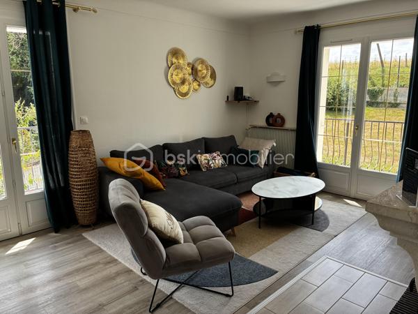 À seulement quelques minutes de Tours, dans un secteur prisé de Fondettes, à proximité immédiate de la gare et de toutes les commodités, découvrez cette belle maison familiale d'environ 290 m², parfaitement entretenue, offrant de généreux volumes et de nombreuses possibilités d'aménagement.

Que vous recherchiez une résidence principale spacieuse, un bien permettant d'exercer une activité professionnelle à domicile ou un investissement avec un revenu locatif, cette propriété saura répondre à tous vos projets.

Une maison pensée pour la vie de famille...... 

Dès l'entrée, vous serez séduits par les volumes et la luminosité des espaces.

LE NIVEAU PRINCIPAL COMPREND :
Une entrée indépendante, 
Une cuisine séparée, fonctionnelle et conviviale, 
Un vaste séjour lumineux ouvrant sur un balcon filant, 
Trois grandes chambres, 
Une salle d'eau, 
Un WC indépendant. 

A L'ETAGE, l'espace nuit se poursuit avec :
Deux chambres supplémentaires, 
Une seconde salle d'eau avec WC, 
Une grande pièce polyvalente pouvant être aménagée selon vos envies : salle de jeux, home cinéma, salle de sport, bureau, espace de télétravail ou encore chambres supplémentaires.

LE SOUS-SOL, entièrement aménagé, offre un espace de vie indépendant particulièrement recherché.
Vous y trouverez :
Un studio indépendant comprenant une cuisine, un séjour et une salle d'eau, 
Une entrée privative, idéale pour accueillir un proche, recevoir des invités ou développer une activité locative (location meublée, longue durée ou saisonnière), 
Une buanderie, 
Une cave, 
Une pièce supplémentaire pouvant servir de bureau, salle de sport, atelier ou espace de rangement.

DES EXTERIEURS AGREABLES 
À l'extérieur, vous profiterez d'un environnement calme et verdoyant avec :
Un jardin clos,
Un terrain de pétanque pour partager de bons moments en famille ou entre amis, 
Plusieurs possibilités de stationnement.


Un bien aux multiples possibilités
Grâce à sa configuration, cette maison s'adapte parfaitement à différents projets :
Grande maison familiale.
Habitation avec logement indépendant.
Activité libérale ou professionnelle à domicile.
Investissement locatif.
Coliving ou maison intergénérationnelle.

INFORMATIONS SUPPLEMENTAIRES : 

- Chauffage au gaz
- Climatisation réversible (5 unités à l'étage)
- Cheminée
- Fenêtres en triple vitrage
- Volets électriques 
- Micro-station d'épuration
- Toiture refaite en 2018, ardoise naturelle 

Cette magnifique maison peut être vendue meublée et l'affaire peut être reprise. Nous pouvons fournir, à la demande, les 3 derniers bilans. 

Une propriété rare sur le secteur, offrant un équilibre idéal entre confort familial, qualité de vie et potentiel d'évolution.
À découvrir sans tarder !