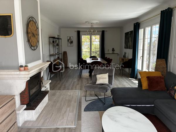 À seulement quelques minutes de Tours, dans un secteur prisé de Fondettes, à proximité immédiate de la gare et de toutes les commodités, découvrez cette belle maison familiale d'environ 290 m², parfaitement entretenue, offrant de généreux volumes et de nombreuses possibilités d'aménagement.

Que vous recherchiez une résidence principale spacieuse, un bien permettant d'exercer une activité professionnelle à domicile ou un investissement avec un revenu locatif, cette propriété saura répondre à tous vos projets.

Une maison pensée pour la vie de famille...... 

Dès l'entrée, vous serez séduits par les volumes et la luminosité des espaces.

LE NIVEAU PRINCIPAL COMPREND :
Une entrée indépendante, 
Une cuisine séparée, fonctionnelle et conviviale, 
Un vaste séjour lumineux ouvrant sur un balcon filant, 
Trois grandes chambres, 
Une salle d'eau, 
Un WC indépendant. 

A L'ETAGE, l'espace nuit se poursuit avec :
Deux chambres supplémentaires, 
Une seconde salle d'eau avec WC, 
Une grande pièce polyvalente pouvant être aménagée selon vos envies : salle de jeux, home cinéma, salle de sport, bureau, espace de télétravail ou encore chambres supplémentaires.

LE SOUS-SOL, entièrement aménagé, offre un espace de vie indépendant particulièrement recherché.
Vous y trouverez :
Un studio indépendant comprenant une cuisine, un séjour et une salle d'eau, 
Une entrée privative, idéale pour accueillir un proche, recevoir des invités ou développer une activité locative (location meublée, longue durée ou saisonnière), 
Une buanderie, 
Une cave, 
Une pièce supplémentaire pouvant servir de bureau, salle de sport, atelier ou espace de rangement.

DES EXTERIEURS AGREABLES 
À l'extérieur, vous profiterez d'un environnement calme et verdoyant avec :
Un jardin clos,
Un terrain de pétanque pour partager de bons moments en famille ou entre amis, 
Plusieurs possibilités de stationnement.


Un bien aux multiples possibilités
Grâce à sa configuration, cette maison s'adapte parfaitement à différents projets :
Grande maison familiale.
Habitation avec logement indépendant.
Activité libérale ou professionnelle à domicile.
Investissement locatif.
Coliving ou maison intergénérationnelle.

INFORMATIONS SUPPLEMENTAIRES : 

- Chauffage au gaz
- Climatisation réversible (5 unités à l'étage)
- Cheminée
- Fenêtres en triple vitrage
- Volets électriques 
- Micro-station d'épuration
- Toiture refaite en 2018, ardoise naturelle 

Cette magnifique maison peut être vendue meublée et l'affaire peut être reprise. Nous pouvons fournir, à la demande, les 3 derniers bilans. 

Une propriété rare sur le secteur, offrant un équilibre idéal entre confort familial, qualité de vie et potentiel d'évolution.
À découvrir sans tarder !