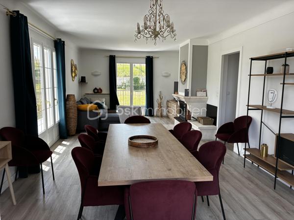 À seulement quelques minutes de Tours, dans un secteur prisé de Fondettes, à proximité immédiate de la gare et de toutes les commodités, découvrez cette belle maison familiale d'environ 290 m², parfaitement entretenue, offrant de généreux volumes et de nombreuses possibilités d'aménagement.

Que vous recherchiez une résidence principale spacieuse, un bien permettant d'exercer une activité professionnelle à domicile ou un investissement avec un revenu locatif, cette propriété saura répondre à tous vos projets.

Une maison pensée pour la vie de famille...... 

Dès l'entrée, vous serez séduits par les volumes et la luminosité des espaces.

LE NIVEAU PRINCIPAL COMPREND :
Une entrée indépendante, 
Une cuisine séparée, fonctionnelle et conviviale, 
Un vaste séjour lumineux ouvrant sur un balcon filant, 
Trois grandes chambres, 
Une salle d'eau, 
Un WC indépendant. 

A L'ETAGE, l'espace nuit se poursuit avec :
Deux chambres supplémentaires, 
Une seconde salle d'eau avec WC, 
Une grande pièce polyvalente pouvant être aménagée selon vos envies : salle de jeux, home cinéma, salle de sport, bureau, espace de télétravail ou encore chambres supplémentaires.

LE SOUS-SOL, entièrement aménagé, offre un espace de vie indépendant particulièrement recherché.
Vous y trouverez :
Un studio indépendant comprenant une cuisine, un séjour et une salle d'eau, 
Une entrée privative, idéale pour accueillir un proche, recevoir des invités ou développer une activité locative (location meublée, longue durée ou saisonnière), 
Une buanderie, 
Une cave, 
Une pièce supplémentaire pouvant servir de bureau, salle de sport, atelier ou espace de rangement.

DES EXTERIEURS AGREABLES 
À l'extérieur, vous profiterez d'un environnement calme et verdoyant avec :
Un jardin clos,
Un terrain de pétanque pour partager de bons moments en famille ou entre amis, 
Plusieurs possibilités de stationnement.


Un bien aux multiples possibilités
Grâce à sa configuration, cette maison s'adapte parfaitement à différents projets :
Grande maison familiale.
Habitation avec logement indépendant.
Activité libérale ou professionnelle à domicile.
Investissement locatif.
Coliving ou maison intergénérationnelle.

INFORMATIONS SUPPLEMENTAIRES : 

- Chauffage au gaz
- Climatisation réversible (5 unités à l'étage)
- Cheminée
- Fenêtres en triple vitrage
- Volets électriques 
- Micro-station d'épuration
- Toiture refaite en 2018, ardoise naturelle 

Cette magnifique maison peut être vendue meublée et l'affaire peut être reprise. Nous pouvons fournir, à la demande, les 3 derniers bilans. 

Une propriété rare sur le secteur, offrant un équilibre idéal entre confort familial, qualité de vie et potentiel d'évolution.
À découvrir sans tarder !