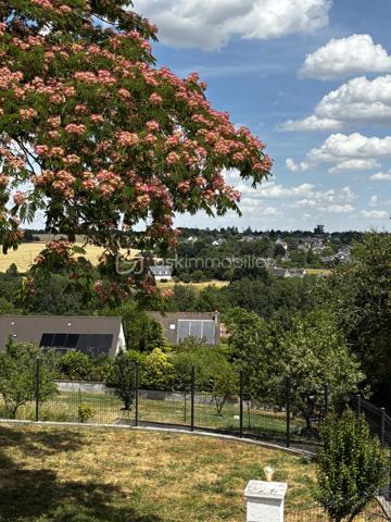 À seulement quelques minutes de Tours, dans un secteur prisé de Fondettes, à proximité immédiate de la gare et de toutes les commodités, découvrez cette belle maison familiale d'environ 290 m², parfaitement entretenue, offrant de généreux volumes et de nombreuses possibilités d'aménagement.

Que vous recherchiez une résidence principale spacieuse, un bien permettant d'exercer une activité professionnelle à domicile ou un investissement avec un revenu locatif, cette propriété saura répondre à tous vos projets.

Une maison pensée pour la vie de famille...... 

Dès l'entrée, vous serez séduits par les volumes et la luminosité des espaces.

LE NIVEAU PRINCIPAL COMPREND :
Une entrée indépendante, 
Une cuisine séparée, fonctionnelle et conviviale, 
Un vaste séjour lumineux ouvrant sur un balcon filant, 
Trois grandes chambres, 
Une salle d'eau, 
Un WC indépendant. 

A L'ETAGE, l'espace nuit se poursuit avec :
Deux chambres supplémentaires, 
Une seconde salle d'eau avec WC, 
Une grande pièce polyvalente pouvant être aménagée selon vos envies : salle de jeux, home cinéma, salle de sport, bureau, espace de télétravail ou encore chambres supplémentaires.

LE SOUS-SOL, entièrement aménagé, offre un espace de vie indépendant particulièrement recherché.
Vous y trouverez :
Un studio indépendant comprenant une cuisine, un séjour et une salle d'eau, 
Une entrée privative, idéale pour accueillir un proche, recevoir des invités ou développer une activité locative (location meublée, longue durée ou saisonnière), 
Une buanderie, 
Une cave, 
Une pièce supplémentaire pouvant servir de bureau, salle de sport, atelier ou espace de rangement.

DES EXTERIEURS AGREABLES 
À l'extérieur, vous profiterez d'un environnement calme et verdoyant avec :
Un jardin clos,
Un terrain de pétanque pour partager de bons moments en famille ou entre amis, 
Plusieurs possibilités de stationnement.


Un bien aux multiples possibilités
Grâce à sa configuration, cette maison s'adapte parfaitement à différents projets :
Grande maison familiale.
Habitation avec logement indépendant.
Activité libérale ou professionnelle à domicile.
Investissement locatif.
Coliving ou maison intergénérationnelle.

INFORMATIONS SUPPLEMENTAIRES : 

- Chauffage au gaz
- Climatisation réversible (5 unités à l'étage)
- Cheminée
- Fenêtres en triple vitrage
- Volets électriques 
- Micro-station d'épuration
- Toiture refaite en 2018, ardoise naturelle 

Cette magnifique maison peut être vendue meublée et l'affaire peut être reprise. Nous pouvons fournir, à la demande, les 3 derniers bilans. 

Une propriété rare sur le secteur, offrant un équilibre idéal entre confort familial, qualité de vie et potentiel d'évolution.
À découvrir sans tarder !