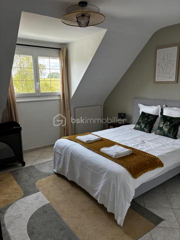 À seulement quelques minutes de Tours, dans un secteur prisé de Fondettes, à proximité immédiate de la gare et de toutes les commodités, découvrez cette belle maison familiale d'environ 290 m², parfaitement entretenue, offrant de généreux volumes et de nombreuses possibilités d'aménagement.

Que vous recherchiez une résidence principale spacieuse, un bien permettant d'exercer une activité professionnelle à domicile ou un investissement avec un revenu locatif, cette propriété saura répondre à tous vos projets.

Une maison pensée pour la vie de famille...... 

Dès l'entrée, vous serez séduits par les volumes et la luminosité des espaces.

LE NIVEAU PRINCIPAL COMPREND :
Une entrée indépendante, 
Une cuisine séparée, fonctionnelle et conviviale, 
Un vaste séjour lumineux ouvrant sur un balcon filant, 
Trois grandes chambres, 
Une salle d'eau, 
Un WC indépendant. 

A L'ETAGE, l'espace nuit se poursuit avec :
Deux chambres supplémentaires, 
Une seconde salle d'eau avec WC, 
Une grande pièce polyvalente pouvant être aménagée selon vos envies : salle de jeux, home cinéma, salle de sport, bureau, espace de télétravail ou encore chambres supplémentaires.

LE SOUS-SOL, entièrement aménagé, offre un espace de vie indépendant particulièrement recherché.
Vous y trouverez :
Un studio indépendant comprenant une cuisine, un séjour et une salle d'eau, 
Une entrée privative, idéale pour accueillir un proche, recevoir des invités ou développer une activité locative (location meublée, longue durée ou saisonnière), 
Une buanderie, 
Une cave, 
Une pièce supplémentaire pouvant servir de bureau, salle de sport, atelier ou espace de rangement.

DES EXTERIEURS AGREABLES 
À l'extérieur, vous profiterez d'un environnement calme et verdoyant avec :
Un jardin clos,
Un terrain de pétanque pour partager de bons moments en famille ou entre amis, 
Plusieurs possibilités de stationnement.


Un bien aux multiples possibilités
Grâce à sa configuration, cette maison s'adapte parfaitement à différents projets :
Grande maison familiale.
Habitation avec logement indépendant.
Activité libérale ou professionnelle à domicile.
Investissement locatif.
Coliving ou maison intergénérationnelle.

INFORMATIONS SUPPLEMENTAIRES : 

- Chauffage au gaz
- Climatisation réversible (5 unités à l'étage)
- Cheminée
- Fenêtres en triple vitrage
- Volets électriques 
- Micro-station d'épuration
- Toiture refaite en 2018, ardoise naturelle 

Cette magnifique maison peut être vendue meublée et l'affaire peut être reprise. Nous pouvons fournir, à la demande, les 3 derniers bilans. 

Une propriété rare sur le secteur, offrant un équilibre idéal entre confort familial, qualité de vie et potentiel d'évolution.
À découvrir sans tarder !