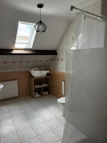 À seulement quelques minutes de Tours, dans un secteur prisé de Fondettes, à proximité immédiate de la gare et de toutes les commodités, découvrez cette belle maison familiale d'environ 290 m², parfaitement entretenue, offrant de généreux volumes et de nombreuses possibilités d'aménagement.

Que vous recherchiez une résidence principale spacieuse, un bien permettant d'exercer une activité professionnelle à domicile ou un investissement avec un revenu locatif, cette propriété saura répondre à tous vos projets.

Une maison pensée pour la vie de famille...... 

Dès l'entrée, vous serez séduits par les volumes et la luminosité des espaces.

LE NIVEAU PRINCIPAL COMPREND :
Une entrée indépendante, 
Une cuisine séparée, fonctionnelle et conviviale, 
Un vaste séjour lumineux ouvrant sur un balcon filant, 
Trois grandes chambres, 
Une salle d'eau, 
Un WC indépendant. 

A L'ETAGE, l'espace nuit se poursuit avec :
Deux chambres supplémentaires, 
Une seconde salle d'eau avec WC, 
Une grande pièce polyvalente pouvant être aménagée selon vos envies : salle de jeux, home cinéma, salle de sport, bureau, espace de télétravail ou encore chambres supplémentaires.

LE SOUS-SOL, entièrement aménagé, offre un espace de vie indépendant particulièrement recherché.
Vous y trouverez :
Un studio indépendant comprenant une cuisine, un séjour et une salle d'eau, 
Une entrée privative, idéale pour accueillir un proche, recevoir des invités ou développer une activité locative (location meublée, longue durée ou saisonnière), 
Une buanderie, 
Une cave, 
Une pièce supplémentaire pouvant servir de bureau, salle de sport, atelier ou espace de rangement.

DES EXTERIEURS AGREABLES 
À l'extérieur, vous profiterez d'un environnement calme et verdoyant avec :
Un jardin clos,
Un terrain de pétanque pour partager de bons moments en famille ou entre amis, 
Plusieurs possibilités de stationnement.


Un bien aux multiples possibilités
Grâce à sa configuration, cette maison s'adapte parfaitement à différents projets :
Grande maison familiale.
Habitation avec logement indépendant.
Activité libérale ou professionnelle à domicile.
Investissement locatif.
Coliving ou maison intergénérationnelle.

INFORMATIONS SUPPLEMENTAIRES : 

- Chauffage au gaz
- Climatisation réversible (5 unités à l'étage)
- Cheminée
- Fenêtres en triple vitrage
- Volets électriques 
- Micro-station d'épuration
- Toiture refaite en 2018, ardoise naturelle 

Cette magnifique maison peut être vendue meublée et l'affaire peut être reprise. Nous pouvons fournir, à la demande, les 3 derniers bilans. 

Une propriété rare sur le secteur, offrant un équilibre idéal entre confort familial, qualité de vie et potentiel d'évolution.
À découvrir sans tarder !