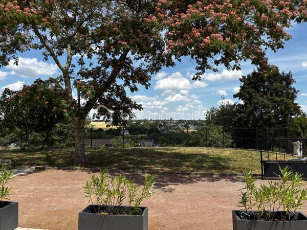 À seulement quelques minutes de Tours, dans un secteur prisé de Fondettes, à proximité immédiate de la gare et de toutes les commodités, découvrez cette belle maison familiale d'environ 290 m², parfaitement entretenue, offrant de généreux volumes et de nombreuses possibilités d'aménagement.

Que vous recherchiez une résidence principale spacieuse, un bien permettant d'exercer une activité professionnelle à domicile ou un investissement avec un revenu locatif, cette propriété saura répondre à tous vos projets.

Une maison pensée pour la vie de famille...... 

Dès l'entrée, vous serez séduits par les volumes et la luminosité des espaces.

LE NIVEAU PRINCIPAL COMPREND :
Une entrée indépendante, 
Une cuisine séparée, fonctionnelle et conviviale, 
Un vaste séjour lumineux ouvrant sur un balcon filant, 
Trois grandes chambres, 
Une salle d'eau, 
Un WC indépendant. 

A L'ETAGE, l'espace nuit se poursuit avec :
Deux chambres supplémentaires, 
Une seconde salle d'eau avec WC, 
Une grande pièce polyvalente pouvant être aménagée selon vos envies : salle de jeux, home cinéma, salle de sport, bureau, espace de télétravail ou encore chambres supplémentaires.

LE SOUS-SOL, entièrement aménagé, offre un espace de vie indépendant particulièrement recherché.
Vous y trouverez :
Un studio indépendant comprenant une cuisine, un séjour et une salle d'eau, 
Une entrée privative, idéale pour accueillir un proche, recevoir des invités ou développer une activité locative (location meublée, longue durée ou saisonnière), 
Une buanderie, 
Une cave, 
Une pièce supplémentaire pouvant servir de bureau, salle de sport, atelier ou espace de rangement.

DES EXTERIEURS AGREABLES 
À l'extérieur, vous profiterez d'un environnement calme et verdoyant avec :
Un jardin clos,
Un terrain de pétanque pour partager de bons moments en famille ou entre amis, 
Plusieurs possibilités de stationnement.


Un bien aux multiples possibilités
Grâce à sa configuration, cette maison s'adapte parfaitement à différents projets :
Grande maison familiale.
Habitation avec logement indépendant.
Activité libérale ou professionnelle à domicile.
Investissement locatif.
Coliving ou maison intergénérationnelle.

INFORMATIONS SUPPLEMENTAIRES : 

- Chauffage au gaz
- Climatisation réversible (5 unités à l'étage)
- Cheminée
- Fenêtres en triple vitrage
- Volets électriques 
- Micro-station d'épuration
- Toiture refaite en 2018, ardoise naturelle 

Cette magnifique maison peut être vendue meublée et l'affaire peut être reprise. Nous pouvons fournir, à la demande, les 3 derniers bilans. 

Une propriété rare sur le secteur, offrant un équilibre idéal entre confort familial, qualité de vie et potentiel d'évolution.
À découvrir sans tarder !