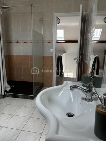 À seulement quelques minutes de Tours, dans un secteur prisé de Fondettes, à proximité immédiate de la gare et de toutes les commodités, découvrez cette belle maison familiale d'environ 290 m², parfaitement entretenue, offrant de généreux volumes et de nombreuses possibilités d'aménagement.

Que vous recherchiez une résidence principale spacieuse, un bien permettant d'exercer une activité professionnelle à domicile ou un investissement avec un revenu locatif, cette propriété saura répondre à tous vos projets.

Une maison pensée pour la vie de famille...... 

Dès l'entrée, vous serez séduits par les volumes et la luminosité des espaces.

LE NIVEAU PRINCIPAL COMPREND :
Une entrée indépendante, 
Une cuisine séparée, fonctionnelle et conviviale, 
Un vaste séjour lumineux ouvrant sur un balcon filant, 
Trois grandes chambres, 
Une salle d'eau, 
Un WC indépendant. 

A L'ETAGE, l'espace nuit se poursuit avec :
Deux chambres supplémentaires, 
Une seconde salle d'eau avec WC, 
Une grande pièce polyvalente pouvant être aménagée selon vos envies : salle de jeux, home cinéma, salle de sport, bureau, espace de télétravail ou encore chambres supplémentaires.

LE SOUS-SOL, entièrement aménagé, offre un espace de vie indépendant particulièrement recherché.
Vous y trouverez :
Un studio indépendant comprenant une cuisine, un séjour et une salle d'eau, 
Une entrée privative, idéale pour accueillir un proche, recevoir des invités ou développer une activité locative (location meublée, longue durée ou saisonnière), 
Une buanderie, 
Une cave, 
Une pièce supplémentaire pouvant servir de bureau, salle de sport, atelier ou espace de rangement.

DES EXTERIEURS AGREABLES 
À l'extérieur, vous profiterez d'un environnement calme et verdoyant avec :
Un jardin clos,
Un terrain de pétanque pour partager de bons moments en famille ou entre amis, 
Plusieurs possibilités de stationnement.


Un bien aux multiples possibilités
Grâce à sa configuration, cette maison s'adapte parfaitement à différents projets :
Grande maison familiale.
Habitation avec logement indépendant.
Activité libérale ou professionnelle à domicile.
Investissement locatif.
Coliving ou maison intergénérationnelle.

INFORMATIONS SUPPLEMENTAIRES : 

- Chauffage au gaz
- Climatisation réversible (5 unités à l'étage)
- Cheminée
- Fenêtres en triple vitrage
- Volets électriques 
- Micro-station d'épuration
- Toiture refaite en 2018, ardoise naturelle 

Cette magnifique maison peut être vendue meublée et l'affaire peut être reprise. Nous pouvons fournir, à la demande, les 3 derniers bilans. 

Une propriété rare sur le secteur, offrant un équilibre idéal entre confort familial, qualité de vie et potentiel d'évolution.
À découvrir sans tarder !