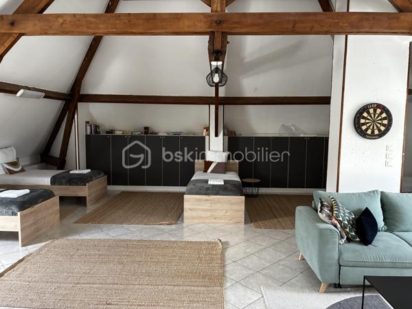 À seulement quelques minutes de Tours, dans un secteur prisé de Fondettes, à proximité immédiate de la gare et de toutes les commodités, découvrez cette belle maison familiale d'environ 290 m², parfaitement entretenue, offrant de généreux volumes et de nombreuses possibilités d'aménagement.

Que vous recherchiez une résidence principale spacieuse, un bien permettant d'exercer une activité professionnelle à domicile ou un investissement avec un revenu locatif, cette propriété saura répondre à tous vos projets.

Une maison pensée pour la vie de famille...... 

Dès l'entrée, vous serez séduits par les volumes et la luminosité des espaces.

LE NIVEAU PRINCIPAL COMPREND :
Une entrée indépendante, 
Une cuisine séparée, fonctionnelle et conviviale, 
Un vaste séjour lumineux ouvrant sur un balcon filant, 
Trois grandes chambres, 
Une salle d'eau, 
Un WC indépendant. 

A L'ETAGE, l'espace nuit se poursuit avec :
Deux chambres supplémentaires, 
Une seconde salle d'eau avec WC, 
Une grande pièce polyvalente pouvant être aménagée selon vos envies : salle de jeux, home cinéma, salle de sport, bureau, espace de télétravail ou encore chambres supplémentaires.

LE SOUS-SOL, entièrement aménagé, offre un espace de vie indépendant particulièrement recherché.
Vous y trouverez :
Un studio indépendant comprenant une cuisine, un séjour et une salle d'eau, 
Une entrée privative, idéale pour accueillir un proche, recevoir des invités ou développer une activité locative (location meublée, longue durée ou saisonnière), 
Une buanderie, 
Une cave, 
Une pièce supplémentaire pouvant servir de bureau, salle de sport, atelier ou espace de rangement.

DES EXTERIEURS AGREABLES 
À l'extérieur, vous profiterez d'un environnement calme et verdoyant avec :
Un jardin clos,
Un terrain de pétanque pour partager de bons moments en famille ou entre amis, 
Plusieurs possibilités de stationnement.


Un bien aux multiples possibilités
Grâce à sa configuration, cette maison s'adapte parfaitement à différents projets :
Grande maison familiale.
Habitation avec logement indépendant.
Activité libérale ou professionnelle à domicile.
Investissement locatif.
Coliving ou maison intergénérationnelle.

INFORMATIONS SUPPLEMENTAIRES : 

- Chauffage au gaz
- Climatisation réversible (5 unités à l'étage)
- Cheminée
- Fenêtres en triple vitrage
- Volets électriques 
- Micro-station d'épuration
- Toiture refaite en 2018, ardoise naturelle 

Cette magnifique maison peut être vendue meublée et l'affaire peut être reprise. Nous pouvons fournir, à la demande, les 3 derniers bilans. 

Une propriété rare sur le secteur, offrant un équilibre idéal entre confort familial, qualité de vie et potentiel d'évolution.
À découvrir sans tarder !