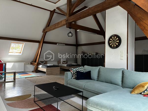 À seulement quelques minutes de Tours, dans un secteur prisé de Fondettes, à proximité immédiate de la gare et de toutes les commodités, découvrez cette belle maison familiale d'environ 290 m², parfaitement entretenue, offrant de généreux volumes et de nombreuses possibilités d'aménagement.

Que vous recherchiez une résidence principale spacieuse, un bien permettant d'exercer une activité professionnelle à domicile ou un investissement avec un revenu locatif, cette propriété saura répondre à tous vos projets.

Une maison pensée pour la vie de famille...... 

Dès l'entrée, vous serez séduits par les volumes et la luminosité des espaces.

LE NIVEAU PRINCIPAL COMPREND :
Une entrée indépendante, 
Une cuisine séparée, fonctionnelle et conviviale, 
Un vaste séjour lumineux ouvrant sur un balcon filant, 
Trois grandes chambres, 
Une salle d'eau, 
Un WC indépendant. 

A L'ETAGE, l'espace nuit se poursuit avec :
Deux chambres supplémentaires, 
Une seconde salle d'eau avec WC, 
Une grande pièce polyvalente pouvant être aménagée selon vos envies : salle de jeux, home cinéma, salle de sport, bureau, espace de télétravail ou encore chambres supplémentaires.

LE SOUS-SOL, entièrement aménagé, offre un espace de vie indépendant particulièrement recherché.
Vous y trouverez :
Un studio indépendant comprenant une cuisine, un séjour et une salle d'eau, 
Une entrée privative, idéale pour accueillir un proche, recevoir des invités ou développer une activité locative (location meublée, longue durée ou saisonnière), 
Une buanderie, 
Une cave, 
Une pièce supplémentaire pouvant servir de bureau, salle de sport, atelier ou espace de rangement.

DES EXTERIEURS AGREABLES 
À l'extérieur, vous profiterez d'un environnement calme et verdoyant avec :
Un jardin clos,
Un terrain de pétanque pour partager de bons moments en famille ou entre amis, 
Plusieurs possibilités de stationnement.


Un bien aux multiples possibilités
Grâce à sa configuration, cette maison s'adapte parfaitement à différents projets :
Grande maison familiale.
Habitation avec logement indépendant.
Activité libérale ou professionnelle à domicile.
Investissement locatif.
Coliving ou maison intergénérationnelle.

INFORMATIONS SUPPLEMENTAIRES : 

- Chauffage au gaz
- Climatisation réversible (5 unités à l'étage)
- Cheminée
- Fenêtres en triple vitrage
- Volets électriques 
- Micro-station d'épuration
- Toiture refaite en 2018, ardoise naturelle 

Cette magnifique maison peut être vendue meublée et l'affaire peut être reprise. Nous pouvons fournir, à la demande, les 3 derniers bilans. 

Une propriété rare sur le secteur, offrant un équilibre idéal entre confort familial, qualité de vie et potentiel d'évolution.
À découvrir sans tarder !