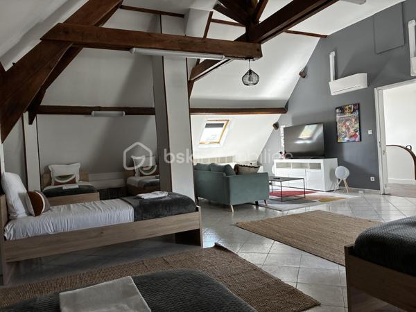 À seulement quelques minutes de Tours, dans un secteur prisé de Fondettes, à proximité immédiate de la gare et de toutes les commodités, découvrez cette belle maison familiale d'environ 290 m², parfaitement entretenue, offrant de généreux volumes et de nombreuses possibilités d'aménagement.

Que vous recherchiez une résidence principale spacieuse, un bien permettant d'exercer une activité professionnelle à domicile ou un investissement avec un revenu locatif, cette propriété saura répondre à tous vos projets.

Une maison pensée pour la vie de famille...... 

Dès l'entrée, vous serez séduits par les volumes et la luminosité des espaces.

LE NIVEAU PRINCIPAL COMPREND :
Une entrée indépendante, 
Une cuisine séparée, fonctionnelle et conviviale, 
Un vaste séjour lumineux ouvrant sur un balcon filant, 
Trois grandes chambres, 
Une salle d'eau, 
Un WC indépendant. 

A L'ETAGE, l'espace nuit se poursuit avec :
Deux chambres supplémentaires, 
Une seconde salle d'eau avec WC, 
Une grande pièce polyvalente pouvant être aménagée selon vos envies : salle de jeux, home cinéma, salle de sport, bureau, espace de télétravail ou encore chambres supplémentaires.

LE SOUS-SOL, entièrement aménagé, offre un espace de vie indépendant particulièrement recherché.
Vous y trouverez :
Un studio indépendant comprenant une cuisine, un séjour et une salle d'eau, 
Une entrée privative, idéale pour accueillir un proche, recevoir des invités ou développer une activité locative (location meublée, longue durée ou saisonnière), 
Une buanderie, 
Une cave, 
Une pièce supplémentaire pouvant servir de bureau, salle de sport, atelier ou espace de rangement.

DES EXTERIEURS AGREABLES 
À l'extérieur, vous profiterez d'un environnement calme et verdoyant avec :
Un jardin clos,
Un terrain de pétanque pour partager de bons moments en famille ou entre amis, 
Plusieurs possibilités de stationnement.


Un bien aux multiples possibilités
Grâce à sa configuration, cette maison s'adapte parfaitement à différents projets :
Grande maison familiale.
Habitation avec logement indépendant.
Activité libérale ou professionnelle à domicile.
Investissement locatif.
Coliving ou maison intergénérationnelle.

INFORMATIONS SUPPLEMENTAIRES : 

- Chauffage au gaz
- Climatisation réversible (5 unités à l'étage)
- Cheminée
- Fenêtres en triple vitrage
- Volets électriques 
- Micro-station d'épuration
- Toiture refaite en 2018, ardoise naturelle 

Cette magnifique maison peut être vendue meublée et l'affaire peut être reprise. Nous pouvons fournir, à la demande, les 3 derniers bilans. 

Une propriété rare sur le secteur, offrant un équilibre idéal entre confort familial, qualité de vie et potentiel d'évolution.
À découvrir sans tarder !
