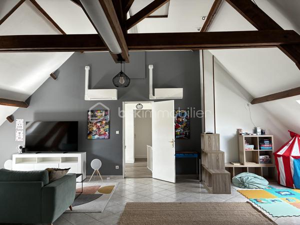 À seulement quelques minutes de Tours, dans un secteur prisé de Fondettes, à proximité immédiate de la gare et de toutes les commodités, découvrez cette belle maison familiale d'environ 290 m², parfaitement entretenue, offrant de généreux volumes et de nombreuses possibilités d'aménagement.

Que vous recherchiez une résidence principale spacieuse, un bien permettant d'exercer une activité professionnelle à domicile ou un investissement avec un revenu locatif, cette propriété saura répondre à tous vos projets.

Une maison pensée pour la vie de famille...... 

Dès l'entrée, vous serez séduits par les volumes et la luminosité des espaces.

LE NIVEAU PRINCIPAL COMPREND :
Une entrée indépendante, 
Une cuisine séparée, fonctionnelle et conviviale, 
Un vaste séjour lumineux ouvrant sur un balcon filant, 
Trois grandes chambres, 
Une salle d'eau, 
Un WC indépendant. 

A L'ETAGE, l'espace nuit se poursuit avec :
Deux chambres supplémentaires, 
Une seconde salle d'eau avec WC, 
Une grande pièce polyvalente pouvant être aménagée selon vos envies : salle de jeux, home cinéma, salle de sport, bureau, espace de télétravail ou encore chambres supplémentaires.

LE SOUS-SOL, entièrement aménagé, offre un espace de vie indépendant particulièrement recherché.
Vous y trouverez :
Un studio indépendant comprenant une cuisine, un séjour et une salle d'eau, 
Une entrée privative, idéale pour accueillir un proche, recevoir des invités ou développer une activité locative (location meublée, longue durée ou saisonnière), 
Une buanderie, 
Une cave, 
Une pièce supplémentaire pouvant servir de bureau, salle de sport, atelier ou espace de rangement.

DES EXTERIEURS AGREABLES 
À l'extérieur, vous profiterez d'un environnement calme et verdoyant avec :
Un jardin clos,
Un terrain de pétanque pour partager de bons moments en famille ou entre amis, 
Plusieurs possibilités de stationnement.


Un bien aux multiples possibilités
Grâce à sa configuration, cette maison s'adapte parfaitement à différents projets :
Grande maison familiale.
Habitation avec logement indépendant.
Activité libérale ou professionnelle à domicile.
Investissement locatif.
Coliving ou maison intergénérationnelle.

INFORMATIONS SUPPLEMENTAIRES : 

- Chauffage au gaz
- Climatisation réversible (5 unités à l'étage)
- Cheminée
- Fenêtres en triple vitrage
- Volets électriques 
- Micro-station d'épuration
- Toiture refaite en 2018, ardoise naturelle 

Cette magnifique maison peut être vendue meublée et l'affaire peut être reprise. Nous pouvons fournir, à la demande, les 3 derniers bilans. 

Une propriété rare sur le secteur, offrant un équilibre idéal entre confort familial, qualité de vie et potentiel d'évolution.
À découvrir sans tarder !
