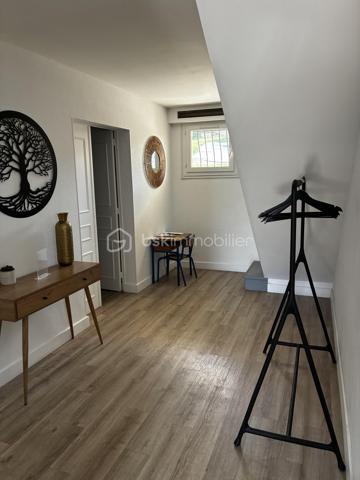 À seulement quelques minutes de Tours, dans un secteur prisé de Fondettes, à proximité immédiate de la gare et de toutes les commodités, découvrez cette belle maison familiale d'environ 290 m², parfaitement entretenue, offrant de généreux volumes et de nombreuses possibilités d'aménagement.

Que vous recherchiez une résidence principale spacieuse, un bien permettant d'exercer une activité professionnelle à domicile ou un investissement avec un revenu locatif, cette propriété saura répondre à tous vos projets.

Une maison pensée pour la vie de famille...... 

Dès l'entrée, vous serez séduits par les volumes et la luminosité des espaces.

LE NIVEAU PRINCIPAL COMPREND :
Une entrée indépendante, 
Une cuisine séparée, fonctionnelle et conviviale, 
Un vaste séjour lumineux ouvrant sur un balcon filant, 
Trois grandes chambres, 
Une salle d'eau, 
Un WC indépendant. 

A L'ETAGE, l'espace nuit se poursuit avec :
Deux chambres supplémentaires, 
Une seconde salle d'eau avec WC, 
Une grande pièce polyvalente pouvant être aménagée selon vos envies : salle de jeux, home cinéma, salle de sport, bureau, espace de télétravail ou encore chambres supplémentaires.

LE SOUS-SOL, entièrement aménagé, offre un espace de vie indépendant particulièrement recherché.
Vous y trouverez :
Un studio indépendant comprenant une cuisine, un séjour et une salle d'eau, 
Une entrée privative, idéale pour accueillir un proche, recevoir des invités ou développer une activité locative (location meublée, longue durée ou saisonnière), 
Une buanderie, 
Une cave, 
Une pièce supplémentaire pouvant servir de bureau, salle de sport, atelier ou espace de rangement.

DES EXTERIEURS AGREABLES 
À l'extérieur, vous profiterez d'un environnement calme et verdoyant avec :
Un jardin clos,
Un terrain de pétanque pour partager de bons moments en famille ou entre amis, 
Plusieurs possibilités de stationnement.


Un bien aux multiples possibilités
Grâce à sa configuration, cette maison s'adapte parfaitement à différents projets :
Grande maison familiale.
Habitation avec logement indépendant.
Activité libérale ou professionnelle à domicile.
Investissement locatif.
Coliving ou maison intergénérationnelle.

INFORMATIONS SUPPLEMENTAIRES : 

- Chauffage au gaz
- Climatisation réversible (5 unités à l'étage)
- Cheminée
- Fenêtres en triple vitrage
- Volets électriques 
- Micro-station d'épuration
- Toiture refaite en 2018, ardoise naturelle 

Cette magnifique maison peut être vendue meublée et l'affaire peut être reprise. Nous pouvons fournir, à la demande, les 3 derniers bilans. 

Une propriété rare sur le secteur, offrant un équilibre idéal entre confort familial, qualité de vie et potentiel d'évolution.
À découvrir sans tarder !