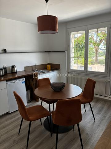 À seulement quelques minutes de Tours, dans un secteur prisé de Fondettes, à proximité immédiate de la gare et de toutes les commodités, découvrez cette belle maison familiale d'environ 290 m², parfaitement entretenue, offrant de généreux volumes et de nombreuses possibilités d'aménagement.

Que vous recherchiez une résidence principale spacieuse, un bien permettant d'exercer une activité professionnelle à domicile ou un investissement avec un revenu locatif, cette propriété saura répondre à tous vos projets.

Une maison pensée pour la vie de famille...... 

Dès l'entrée, vous serez séduits par les volumes et la luminosité des espaces.

LE NIVEAU PRINCIPAL COMPREND :
Une entrée indépendante, 
Une cuisine séparée, fonctionnelle et conviviale, 
Un vaste séjour lumineux ouvrant sur un balcon filant, 
Trois grandes chambres, 
Une salle d'eau, 
Un WC indépendant. 

A L'ETAGE, l'espace nuit se poursuit avec :
Deux chambres supplémentaires, 
Une seconde salle d'eau avec WC, 
Une grande pièce polyvalente pouvant être aménagée selon vos envies : salle de jeux, home cinéma, salle de sport, bureau, espace de télétravail ou encore chambres supplémentaires.

LE SOUS-SOL, entièrement aménagé, offre un espace de vie indépendant particulièrement recherché.
Vous y trouverez :
Un studio indépendant comprenant une cuisine, un séjour et une salle d'eau, 
Une entrée privative, idéale pour accueillir un proche, recevoir des invités ou développer une activité locative (location meublée, longue durée ou saisonnière), 
Une buanderie, 
Une cave, 
Une pièce supplémentaire pouvant servir de bureau, salle de sport, atelier ou espace de rangement.

DES EXTERIEURS AGREABLES 
À l'extérieur, vous profiterez d'un environnement calme et verdoyant avec :
Un jardin clos,
Un terrain de pétanque pour partager de bons moments en famille ou entre amis, 
Plusieurs possibilités de stationnement.


Un bien aux multiples possibilités
Grâce à sa configuration, cette maison s'adapte parfaitement à différents projets :
Grande maison familiale.
Habitation avec logement indépendant.
Activité libérale ou professionnelle à domicile.
Investissement locatif.
Coliving ou maison intergénérationnelle.

INFORMATIONS SUPPLEMENTAIRES : 

- Chauffage au gaz
- Climatisation réversible (5 unités à l'étage)
- Cheminée
- Fenêtres en triple vitrage
- Volets électriques 
- Micro-station d'épuration
- Toiture refaite en 2018, ardoise naturelle 

Cette magnifique maison peut être vendue meublée et l'affaire peut être reprise. Nous pouvons fournir, à la demande, les 3 derniers bilans. 

Une propriété rare sur le secteur, offrant un équilibre idéal entre confort familial, qualité de vie et potentiel d'évolution.
À découvrir sans tarder !
