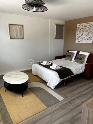 À seulement quelques minutes de Tours, dans un secteur prisé de Fondettes, à proximité immédiate de la gare et de toutes les commodités, découvrez cette belle maison familiale d'environ 290 m², parfaitement entretenue, offrant de généreux volumes et de nombreuses possibilités d'aménagement.

Que vous recherchiez une résidence principale spacieuse, un bien permettant d'exercer une activité professionnelle à domicile ou un investissement avec un revenu locatif, cette propriété saura répondre à tous vos projets.

Une maison pensée pour la vie de famille...... 

Dès l'entrée, vous serez séduits par les volumes et la luminosité des espaces.

LE NIVEAU PRINCIPAL COMPREND :
Une entrée indépendante, 
Une cuisine séparée, fonctionnelle et conviviale, 
Un vaste séjour lumineux ouvrant sur un balcon filant, 
Trois grandes chambres, 
Une salle d'eau, 
Un WC indépendant. 

A L'ETAGE, l'espace nuit se poursuit avec :
Deux chambres supplémentaires, 
Une seconde salle d'eau avec WC, 
Une grande pièce polyvalente pouvant être aménagée selon vos envies : salle de jeux, home cinéma, salle de sport, bureau, espace de télétravail ou encore chambres supplémentaires.

LE SOUS-SOL, entièrement aménagé, offre un espace de vie indépendant particulièrement recherché.
Vous y trouverez :
Un studio indépendant comprenant une cuisine, un séjour et une salle d'eau, 
Une entrée privative, idéale pour accueillir un proche, recevoir des invités ou développer une activité locative (location meublée, longue durée ou saisonnière), 
Une buanderie, 
Une cave, 
Une pièce supplémentaire pouvant servir de bureau, salle de sport, atelier ou espace de rangement.

DES EXTERIEURS AGREABLES 
À l'extérieur, vous profiterez d'un environnement calme et verdoyant avec :
Un jardin clos,
Un terrain de pétanque pour partager de bons moments en famille ou entre amis, 
Plusieurs possibilités de stationnement.


Un bien aux multiples possibilités
Grâce à sa configuration, cette maison s'adapte parfaitement à différents projets :
Grande maison familiale.
Habitation avec logement indépendant.
Activité libérale ou professionnelle à domicile.
Investissement locatif.
Coliving ou maison intergénérationnelle.

INFORMATIONS SUPPLEMENTAIRES : 

- Chauffage au gaz
- Climatisation réversible (5 unités à l'étage)
- Cheminée
- Fenêtres en triple vitrage
- Volets électriques 
- Micro-station d'épuration
- Toiture refaite en 2018, ardoise naturelle 

Cette magnifique maison peut être vendue meublée et l'affaire peut être reprise. Nous pouvons fournir, à la demande, les 3 derniers bilans. 

Une propriété rare sur le secteur, offrant un équilibre idéal entre confort familial, qualité de vie et potentiel d'évolution.
À découvrir sans tarder !
