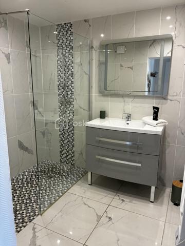 À seulement quelques minutes de Tours, dans un secteur prisé de Fondettes, à proximité immédiate de la gare et de toutes les commodités, découvrez cette belle maison familiale d'environ 290 m², parfaitement entretenue, offrant de généreux volumes et de nombreuses possibilités d'aménagement.

Que vous recherchiez une résidence principale spacieuse, un bien permettant d'exercer une activité professionnelle à domicile ou un investissement avec un revenu locatif, cette propriété saura répondre à tous vos projets.

Une maison pensée pour la vie de famille...... 

Dès l'entrée, vous serez séduits par les volumes et la luminosité des espaces.

LE NIVEAU PRINCIPAL COMPREND :
Une entrée indépendante, 
Une cuisine séparée, fonctionnelle et conviviale, 
Un vaste séjour lumineux ouvrant sur un balcon filant, 
Trois grandes chambres, 
Une salle d'eau, 
Un WC indépendant. 

A L'ETAGE, l'espace nuit se poursuit avec :
Deux chambres supplémentaires, 
Une seconde salle d'eau avec WC, 
Une grande pièce polyvalente pouvant être aménagée selon vos envies : salle de jeux, home cinéma, salle de sport, bureau, espace de télétravail ou encore chambres supplémentaires.

LE SOUS-SOL, entièrement aménagé, offre un espace de vie indépendant particulièrement recherché.
Vous y trouverez :
Un studio indépendant comprenant une cuisine, un séjour et une salle d'eau, 
Une entrée privative, idéale pour accueillir un proche, recevoir des invités ou développer une activité locative (location meublée, longue durée ou saisonnière), 
Une buanderie, 
Une cave, 
Une pièce supplémentaire pouvant servir de bureau, salle de sport, atelier ou espace de rangement.

DES EXTERIEURS AGREABLES 
À l'extérieur, vous profiterez d'un environnement calme et verdoyant avec :
Un jardin clos,
Un terrain de pétanque pour partager de bons moments en famille ou entre amis, 
Plusieurs possibilités de stationnement.


Un bien aux multiples possibilités
Grâce à sa configuration, cette maison s'adapte parfaitement à différents projets :
Grande maison familiale.
Habitation avec logement indépendant.
Activité libérale ou professionnelle à domicile.
Investissement locatif.
Coliving ou maison intergénérationnelle.

INFORMATIONS SUPPLEMENTAIRES : 

- Chauffage au gaz
- Climatisation réversible (5 unités à l'étage)
- Cheminée
- Fenêtres en triple vitrage
- Volets électriques 
- Micro-station d'épuration
- Toiture refaite en 2018, ardoise naturelle 

Cette magnifique maison peut être vendue meublée et l'affaire peut être reprise. Nous pouvons fournir, à la demande, les 3 derniers bilans. 

Une propriété rare sur le secteur, offrant un équilibre idéal entre confort familial, qualité de vie et potentiel d'évolution.
À découvrir sans tarder !