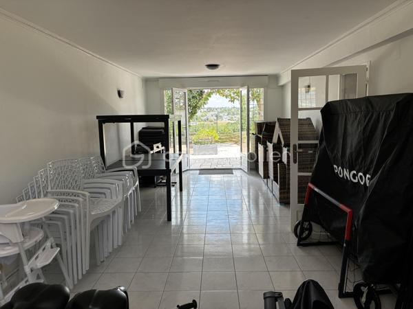 À seulement quelques minutes de Tours, dans un secteur prisé de Fondettes, à proximité immédiate de la gare et de toutes les commodités, découvrez cette belle maison familiale d'environ 290 m², parfaitement entretenue, offrant de généreux volumes et de nombreuses possibilités d'aménagement.

Que vous recherchiez une résidence principale spacieuse, un bien permettant d'exercer une activité professionnelle à domicile ou un investissement avec un revenu locatif, cette propriété saura répondre à tous vos projets.

Une maison pensée pour la vie de famille...... 

Dès l'entrée, vous serez séduits par les volumes et la luminosité des espaces.

LE NIVEAU PRINCIPAL COMPREND :
Une entrée indépendante, 
Une cuisine séparée, fonctionnelle et conviviale, 
Un vaste séjour lumineux ouvrant sur un balcon filant, 
Trois grandes chambres, 
Une salle d'eau, 
Un WC indépendant. 

A L'ETAGE, l'espace nuit se poursuit avec :
Deux chambres supplémentaires, 
Une seconde salle d'eau avec WC, 
Une grande pièce polyvalente pouvant être aménagée selon vos envies : salle de jeux, home cinéma, salle de sport, bureau, espace de télétravail ou encore chambres supplémentaires.

LE SOUS-SOL, entièrement aménagé, offre un espace de vie indépendant particulièrement recherché.
Vous y trouverez :
Un studio indépendant comprenant une cuisine, un séjour et une salle d'eau, 
Une entrée privative, idéale pour accueillir un proche, recevoir des invités ou développer une activité locative (location meublée, longue durée ou saisonnière), 
Une buanderie, 
Une cave, 
Une pièce supplémentaire pouvant servir de bureau, salle de sport, atelier ou espace de rangement.

DES EXTERIEURS AGREABLES 
À l'extérieur, vous profiterez d'un environnement calme et verdoyant avec :
Un jardin clos,
Un terrain de pétanque pour partager de bons moments en famille ou entre amis, 
Plusieurs possibilités de stationnement.


Un bien aux multiples possibilités
Grâce à sa configuration, cette maison s'adapte parfaitement à différents projets :
Grande maison familiale.
Habitation avec logement indépendant.
Activité libérale ou professionnelle à domicile.
Investissement locatif.
Coliving ou maison intergénérationnelle.

INFORMATIONS SUPPLEMENTAIRES : 

- Chauffage au gaz
- Climatisation réversible (5 unités à l'étage)
- Cheminée
- Fenêtres en triple vitrage
- Volets électriques 
- Micro-station d'épuration
- Toiture refaite en 2018, ardoise naturelle 

Cette magnifique maison peut être vendue meublée et l'affaire peut être reprise. Nous pouvons fournir, à la demande, les 3 derniers bilans. 

Une propriété rare sur le secteur, offrant un équilibre idéal entre confort familial, qualité de vie et potentiel d'évolution.
À découvrir sans tarder !