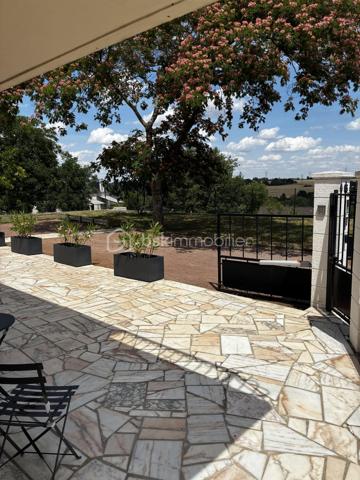 À seulement quelques minutes de Tours, dans un secteur prisé de Fondettes, à proximité immédiate de la gare et de toutes les commodités, découvrez cette belle maison familiale d'environ 290 m², parfaitement entretenue, offrant de généreux volumes et de nombreuses possibilités d'aménagement.

Que vous recherchiez une résidence principale spacieuse, un bien permettant d'exercer une activité professionnelle à domicile ou un investissement avec un revenu locatif, cette propriété saura répondre à tous vos projets.

Une maison pensée pour la vie de famille...... 

Dès l'entrée, vous serez séduits par les volumes et la luminosité des espaces.

LE NIVEAU PRINCIPAL COMPREND :
Une entrée indépendante, 
Une cuisine séparée, fonctionnelle et conviviale, 
Un vaste séjour lumineux ouvrant sur un balcon filant, 
Trois grandes chambres, 
Une salle d'eau, 
Un WC indépendant. 

A L'ETAGE, l'espace nuit se poursuit avec :
Deux chambres supplémentaires, 
Une seconde salle d'eau avec WC, 
Une grande pièce polyvalente pouvant être aménagée selon vos envies : salle de jeux, home cinéma, salle de sport, bureau, espace de télétravail ou encore chambres supplémentaires.

LE SOUS-SOL, entièrement aménagé, offre un espace de vie indépendant particulièrement recherché.
Vous y trouverez :
Un studio indépendant comprenant une cuisine, un séjour et une salle d'eau, 
Une entrée privative, idéale pour accueillir un proche, recevoir des invités ou développer une activité locative (location meublée, longue durée ou saisonnière), 
Une buanderie, 
Une cave, 
Une pièce supplémentaire pouvant servir de bureau, salle de sport, atelier ou espace de rangement.

DES EXTERIEURS AGREABLES 
À l'extérieur, vous profiterez d'un environnement calme et verdoyant avec :
Un jardin clos,
Un terrain de pétanque pour partager de bons moments en famille ou entre amis, 
Plusieurs possibilités de stationnement.


Un bien aux multiples possibilités
Grâce à sa configuration, cette maison s'adapte parfaitement à différents projets :
Grande maison familiale.
Habitation avec logement indépendant.
Activité libérale ou professionnelle à domicile.
Investissement locatif.
Coliving ou maison intergénérationnelle.

INFORMATIONS SUPPLEMENTAIRES : 

- Chauffage au gaz
- Climatisation réversible (5 unités à l'étage)
- Cheminée
- Fenêtres en triple vitrage
- Volets électriques 
- Micro-station d'épuration
- Toiture refaite en 2018, ardoise naturelle 

Cette magnifique maison peut être vendue meublée et l'affaire peut être reprise. Nous pouvons fournir, à la demande, les 3 derniers bilans. 

Une propriété rare sur le secteur, offrant un équilibre idéal entre confort familial, qualité de vie et potentiel d'évolution.
À découvrir sans tarder !