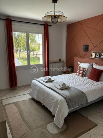 À seulement quelques minutes de Tours, dans un secteur prisé de Fondettes, à proximité immédiate de la gare et de toutes les commodités, découvrez cette belle maison familiale d'environ 290 m², parfaitement entretenue, offrant de généreux volumes et de nombreuses possibilités d'aménagement.

Que vous recherchiez une résidence principale spacieuse, un bien permettant d'exercer une activité professionnelle à domicile ou un investissement avec un revenu locatif, cette propriété saura répondre à tous vos projets.

Une maison pensée pour la vie de famille...... 

Dès l'entrée, vous serez séduits par les volumes et la luminosité des espaces.

LE NIVEAU PRINCIPAL COMPREND :
Une entrée indépendante, 
Une cuisine séparée, fonctionnelle et conviviale, 
Un vaste séjour lumineux ouvrant sur un balcon filant, 
Trois grandes chambres, 
Une salle d'eau, 
Un WC indépendant. 

A L'ETAGE, l'espace nuit se poursuit avec :
Deux chambres supplémentaires, 
Une seconde salle d'eau avec WC, 
Une grande pièce polyvalente pouvant être aménagée selon vos envies : salle de jeux, home cinéma, salle de sport, bureau, espace de télétravail ou encore chambres supplémentaires.

LE SOUS-SOL, entièrement aménagé, offre un espace de vie indépendant particulièrement recherché.
Vous y trouverez :
Un studio indépendant comprenant une cuisine, un séjour et une salle d'eau, 
Une entrée privative, idéale pour accueillir un proche, recevoir des invités ou développer une activité locative (location meublée, longue durée ou saisonnière), 
Une buanderie, 
Une cave, 
Une pièce supplémentaire pouvant servir de bureau, salle de sport, atelier ou espace de rangement.

DES EXTERIEURS AGREABLES 
À l'extérieur, vous profiterez d'un environnement calme et verdoyant avec :
Un jardin clos,
Un terrain de pétanque pour partager de bons moments en famille ou entre amis, 
Plusieurs possibilités de stationnement.


Un bien aux multiples possibilités
Grâce à sa configuration, cette maison s'adapte parfaitement à différents projets :
Grande maison familiale.
Habitation avec logement indépendant.
Activité libérale ou professionnelle à domicile.
Investissement locatif.
Coliving ou maison intergénérationnelle.

INFORMATIONS SUPPLEMENTAIRES : 

- Chauffage au gaz
- Climatisation réversible (5 unités à l'étage)
- Cheminée
- Fenêtres en triple vitrage
- Volets électriques 
- Micro-station d'épuration
- Toiture refaite en 2018, ardoise naturelle 

Cette magnifique maison peut être vendue meublée et l'affaire peut être reprise. Nous pouvons fournir, à la demande, les 3 derniers bilans. 

Une propriété rare sur le secteur, offrant un équilibre idéal entre confort familial, qualité de vie et potentiel d'évolution.
À découvrir sans tarder !